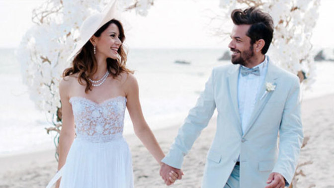 Beren Saat vefat eden ilk aşkı Efe Güray'ın kardeşinin nikah şahidi oldu. Siz Kenan Doğulu'nun yerinde olsanız ne düşünürsünüz?