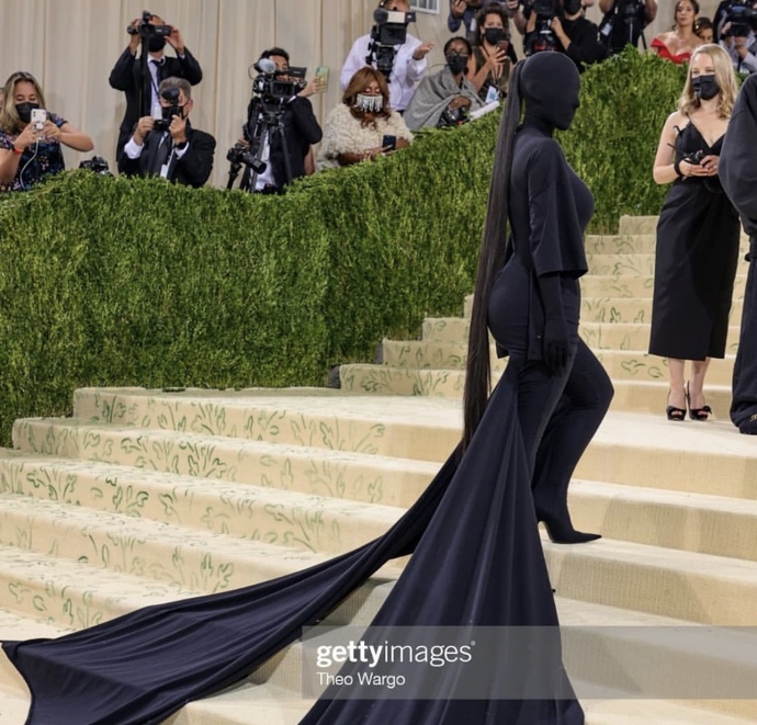 Kim Kardashian’ın Met Galasında giydiği elbise hakkında ne düşünüyorsunuz?