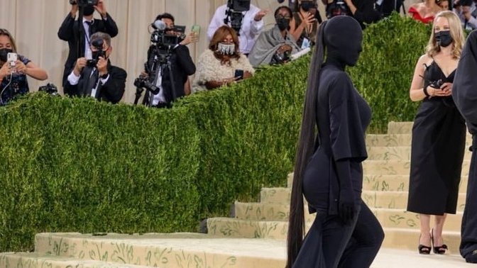 Kim Kardashian’ın Met Galası'nda giydiği elbise hakkında ne düşünüyorsunuz?