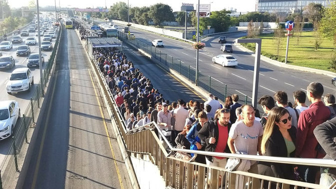 Salgın korkusu İstanbul'da toplu taşıma kullanımını yarı yarıya düşürdü. Pandemi seyahat alışkanlıklarınızı değiştirdi mi?