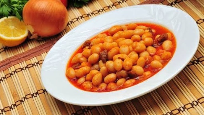 Sizce kuru fasülye tavuklu mu lezzetli yoksa etli mi?