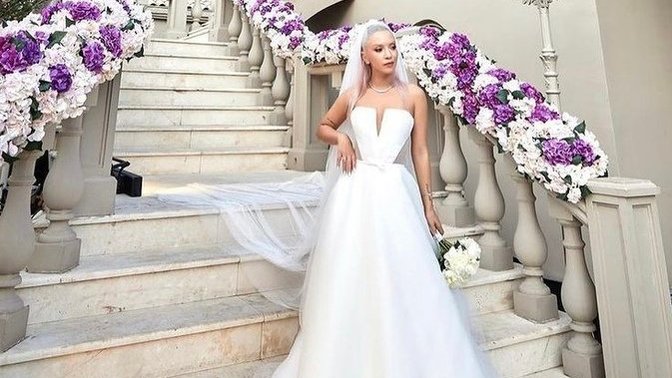 Ece Seçkin ve Çağrı Terlemez çifti, bugün dünyaevine girdi. Ece Seçkin'in gelinliğini beğendiniz mi?