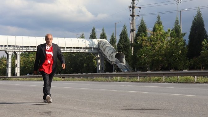 Aşı olmadığı için otobüse alınmadı, 8 gündür yürüyor. Aşı olmamak bir tercih mi?