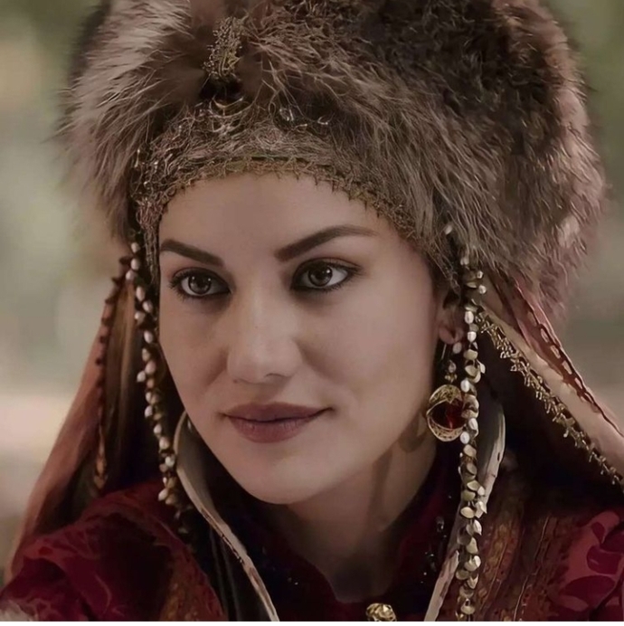 Fahriye Evcen, Akça Sultan rolüne yakışmış mı sizce?