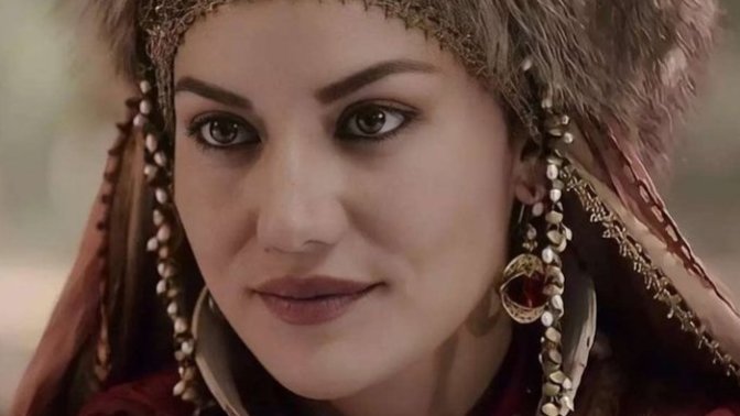 Fahriye Evcen, Akça Sultan rolüne yakışmış mı sizce?