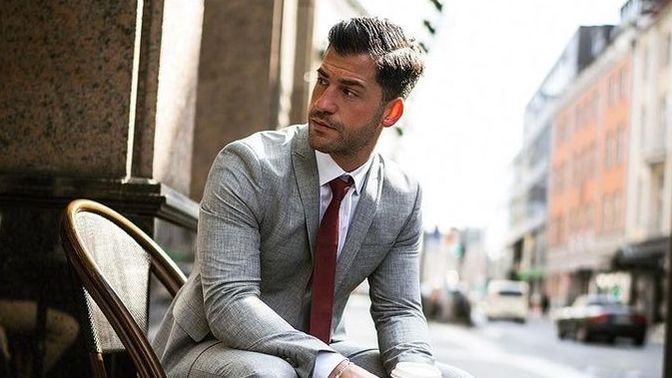 Takım elbisenin altına spor ayakkabı giymek çok kıro değil mi?