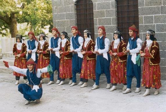 Halk oyunlarının kültürümüzde yeri ve önemi nedir?