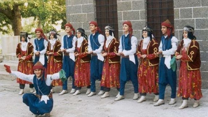 Halk oyunlarının kültürümüzde yeri ve önemi nedir?