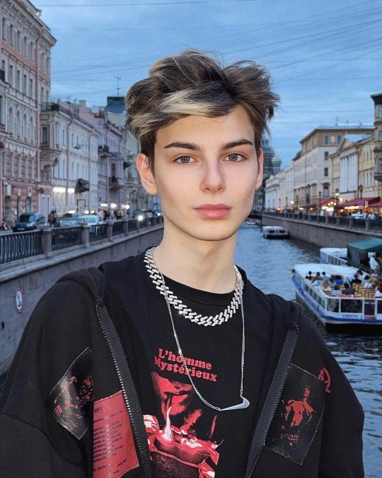 17 yaşındaki bu Rus oğlan çok güzel değil mi?