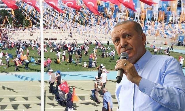 Cumhurbaşkanı Erdoğana miting şoku! Miting 1 saat ertelendi, alan küçültüldü yine kalabalık oluşmadı. Gidişin ayak sesleri mi bu?
