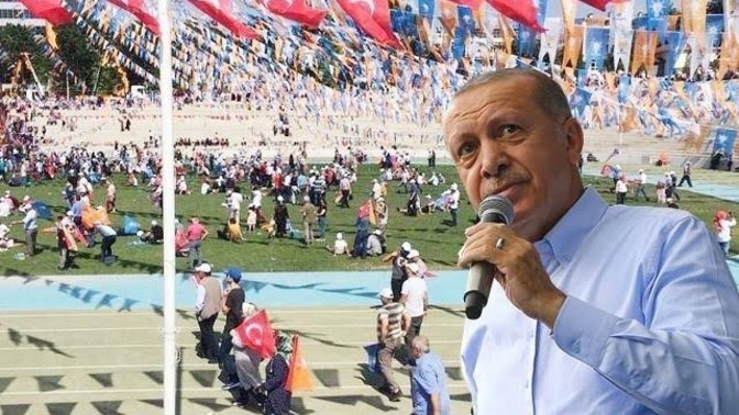 Cumhurbaşkanı Erdoğan'a miting şoku! Miting 1 saat ertelendi, alan küçültüldü yine kalabalık oluşmadı. Gidişin ayak sesleri mi bu?
