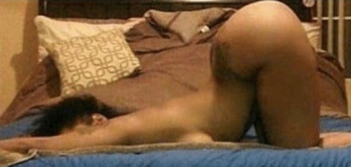 Kocam doggy pozisyonunda eliyle belime bastırıyor, düzgün duramıyor muyum ben?
