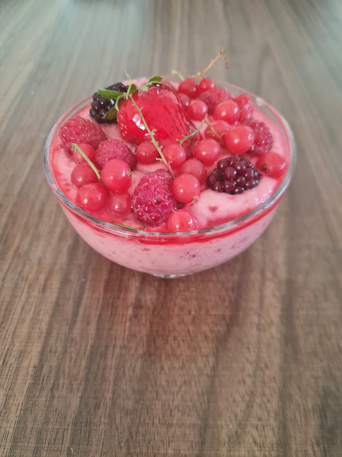 Orman meyveli panna cotta mi size verip vermiyeceğimi söyleyim mi?