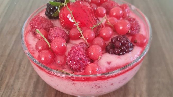 Orman meyveli panna cotta mi size verip vermiyeceğimi söyleyim mi?