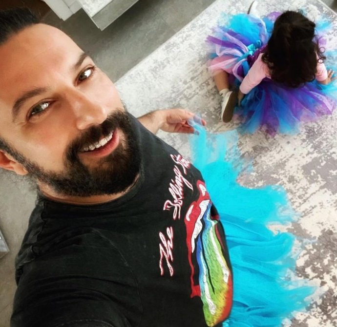 Tarkan çocuğu sevinsin diye tütü etek giydi! Sen de tütü etek giyer misin?
