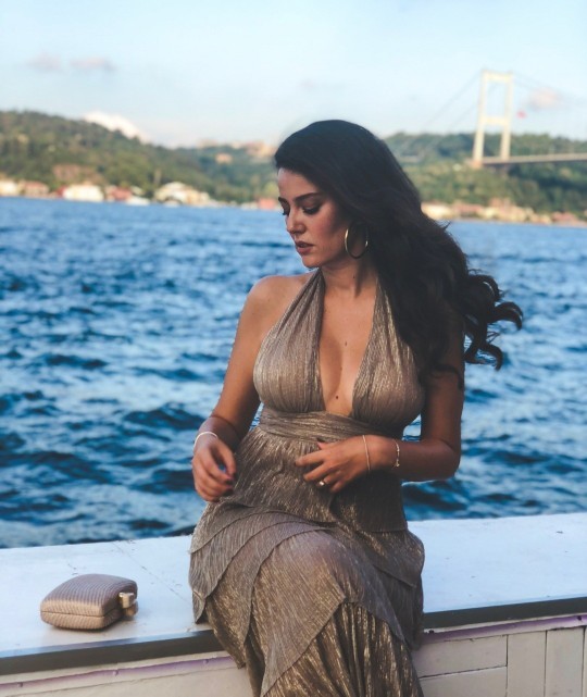 Pelin Akılı güzel ve çekici buluyor musunuz?