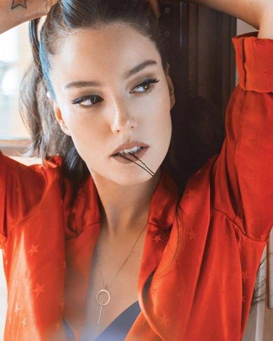 Pelin Akılı güzel ve çekici buluyor musunuz?