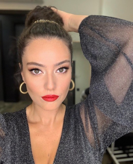 Pelin Akılı güzel ve çekici buluyor musunuz?