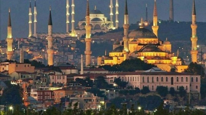 Yolun ortasında namaz kılanların amacı ne?