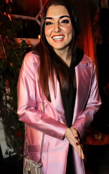 Hande Erçel estetiksiz haliyle de en güzel kadın seçilebilir miydi sizce?