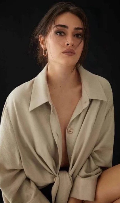 Esra Bilgiç sizce de tatlı ve güzel değil mi?