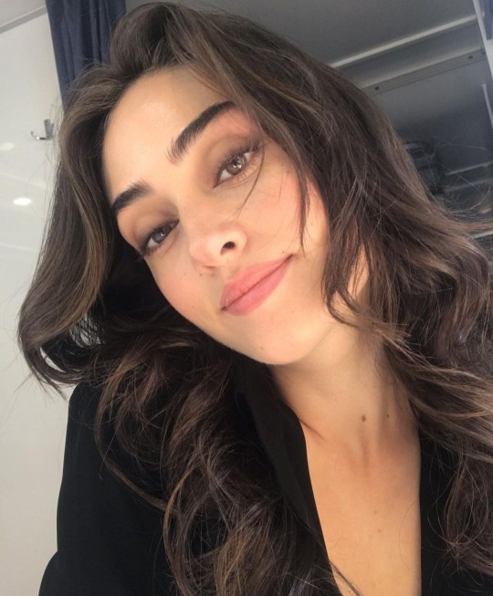 Esra Bilgiç sizce de tatlı ve güzel değil mi?