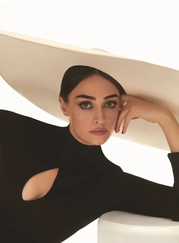 Esra Bilgiç sizce de tatlı ve güzel değil mi?