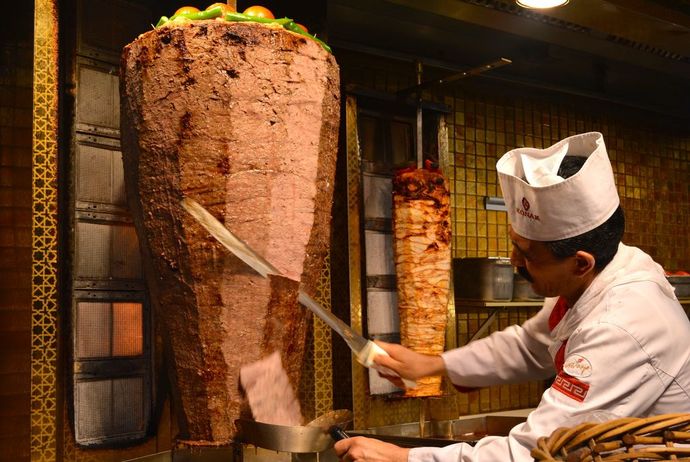Döner makineyle mi yoksa elle mi kesilir?
