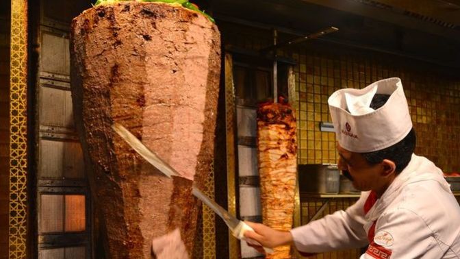 Döner makineyle mi yoksa elle mi kesilir?