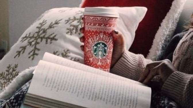 Starbucks'ta kahve alıp kitap okumak absürt bir durum mu?