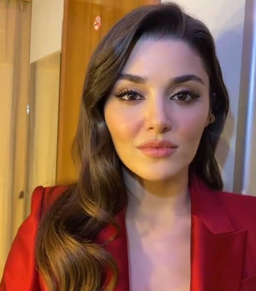 Sizce Hande Erçel mi daha güzel Beren Saat mi?