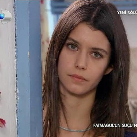 Sizce Hande Erçel mi daha güzel Beren Saat mi?