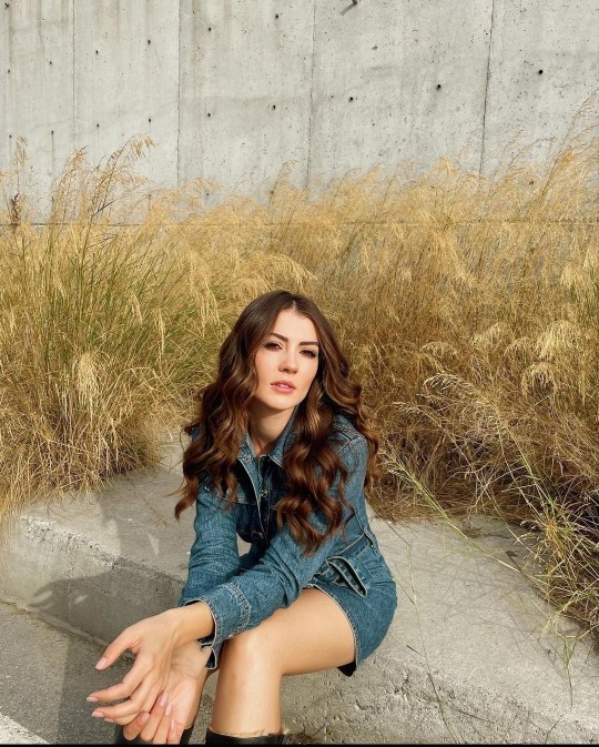 Sizce Hande Erçel mi daha güzel Beren Saat mi?