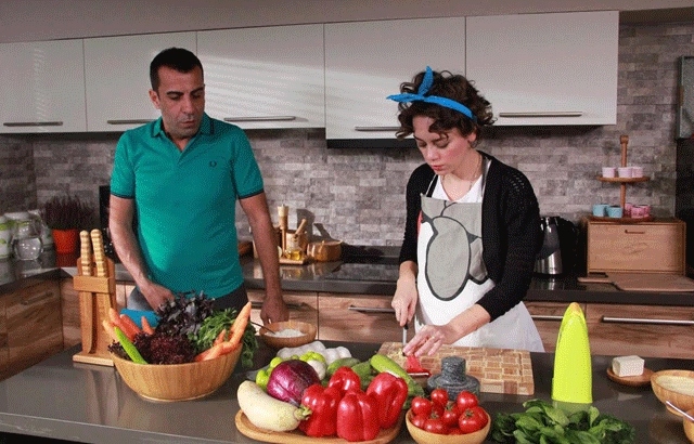 Ev işlerinden anlamayan erkek bir adım geride midir?
