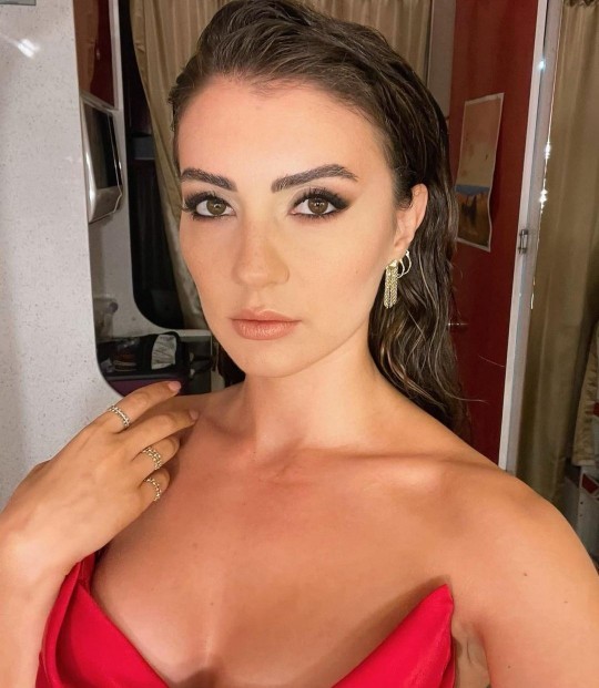 Burcu Özberk çekici ki?
