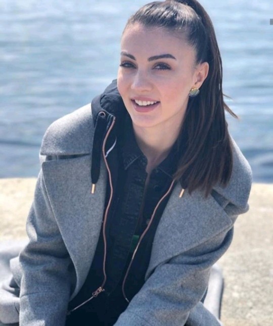 Burcu Özberk çekici ki?
