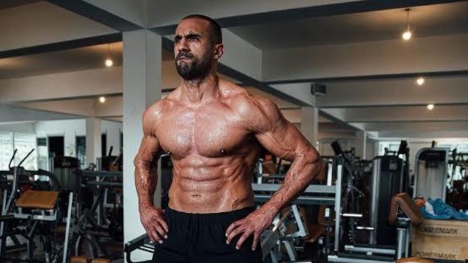 Sizce Badr Hari'nin vücudu steroidle mi yapılmış yoksa ilaçsız mıdır?