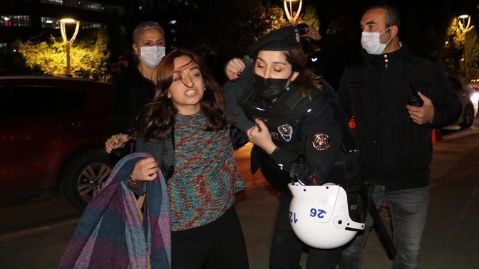 "Barınamıyoz" pankartı açarak parkta yatmak isteyen öğrencilere gözaltı! Öğrenciler haklı mı?