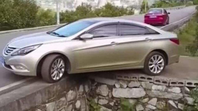 Usta şoförler! Bu araba kurtulmak için öne mi yoksa geriye mi gitmeli?