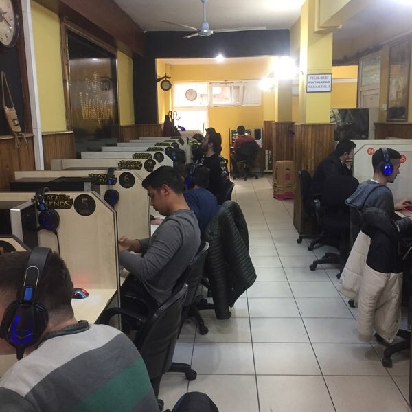 Okuldan kaçıp internet cafede oyun oynamaya gittiniz mi?