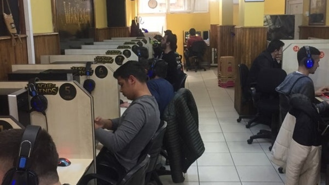 Okuldan kaçıp internet cafede oyun oynamaya gittiniz mi?