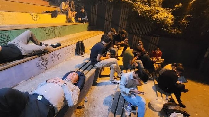 Kalacak yer sorunu olduğu için üniversiteye gidemeyen öğrenciler için ne düşünüyorsunuz?