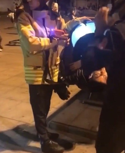 Fotoğraf çekilmek için girdiği tarihi topun içinde sıkıştı. Sizce de artık fotoğraf çekilmek abartılı hale gelmedi mi?