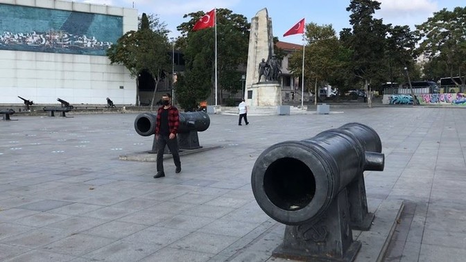 Fotoğraf çekilmek için girdiği tarihi topun içinde sıkıştı. Sizce de artık fotoğraf çekilmek abartılı hale gelmedi mi?