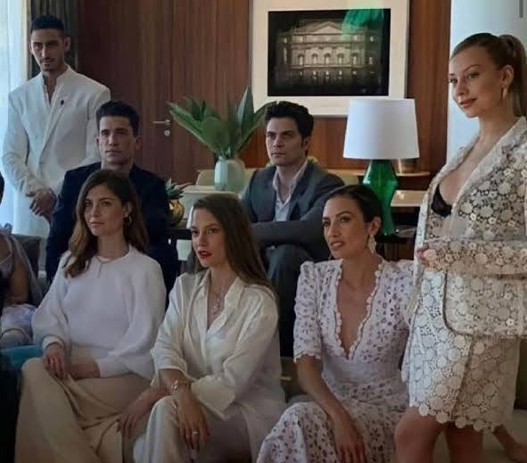 Serenay Sarıkaya gibi Milli gurur varken Hande Erçele milli gurur diyenler şaka mı?
