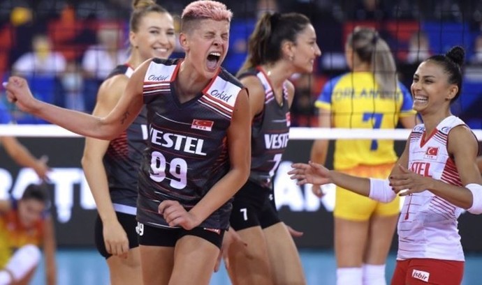 Milli voleybolcu Ebrar Karakurttan hayat pahalığı göndermesi! Fotoğrafa rağmen hala ekonomi iyi diyenlere ne söylersiniz?
