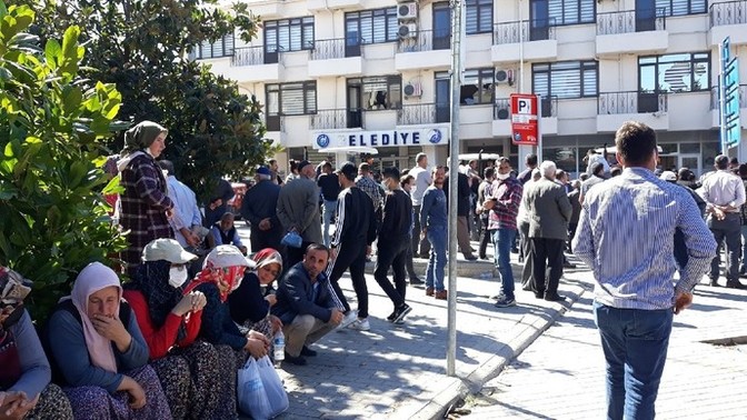 Yüzde 77 ile AKP'li belediye başkanı seçen Samsun Vezirköprü halkı belediyeyi taşladı. Ne düşünüyorsunuz?