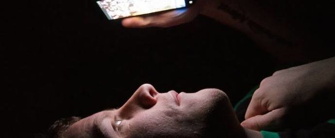Hiç suratınıza telefon düşürdünüz mü?