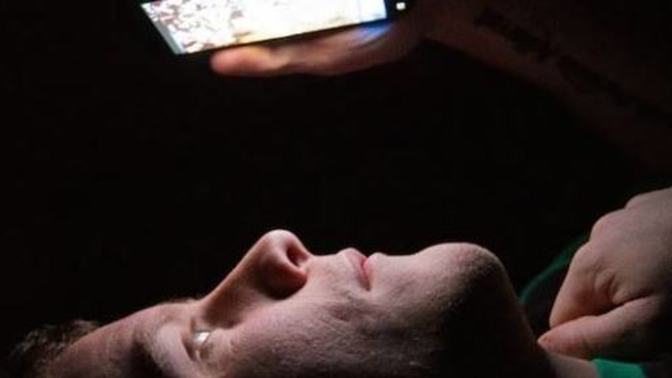 Hiç suratınıza telefon düşürdünüz mü?