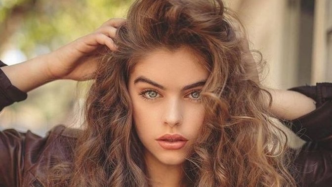Dalgalı ya da kıvırcık saçlar herkeste çekicilik etkisi yaratabilir mi?